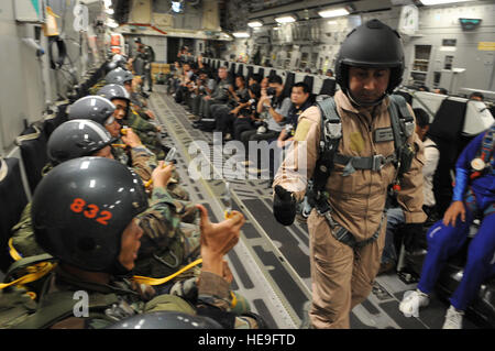 BANGKOK, Thailand - U. S. Air Force Wetterfrosch, Master Sergeant John Gaona der Pope Air Force Base, N.C gibt den "Daumen nach oben" an die Mitglieder der Royal Thai Air Force (RTAF)-Fallschirm-Teams sind bereit für ihre erste statische Sprung am 3. März, während der Teilnahme an bewältigen Tiger 2010 in Thailand.  Mehr als 60 Jumper springt aus einer c-17 Globemaster III. Dies ist zu bewältigen Tiger erste echte Veranstaltung, die zweiwöchigen Übung beginnen, die auf die Zusammenarbeit zwischen US-Truppen und Royal Thai Air Force aufbaut. Die Übung läuft vom 1. März bis Mrz 12. U.S.  Air Force Tech Sgt. Cohen A. Young) Stockfoto