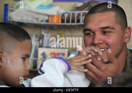 U.S. Marine Lance Cpl. Samuel Roberto, ein Eingeborener von Santa Rita, Guam, ermöglicht einer jungen, blinden Thai junge eine Gelegenheit, seine Hand zu spüren, als eine Form des Sehens während eines Besuchs in der Schule für blinde Education Service Center am 18. März in Korat, Thailand, bewältigen Tiger 2011, eine jährliche, multilaterale, gemeinsame Feld Trainingsübung zurzeit durchgeführt in Korat und Udon Thani Royal Thai Luftbasen März 14 bis 25. Teilnehmer der Tiger zu bewältigen sind die US Air Force, U.S. Marine Corps, die Royal Thai Air Force, Royal Thai Army und der Republic of Singapore Air Force. Lance CPL Rober Stockfoto