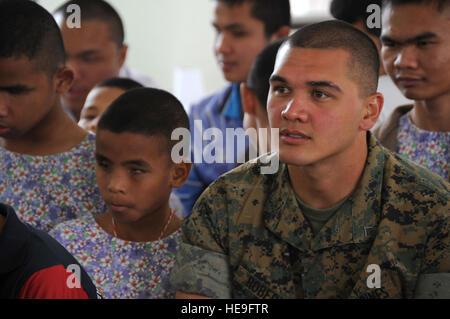 U.S. Marine Lance Cpl. Samuel Roberto, ein Eingeborener von Santa Rita, Guam, sitzt unter den Kindern während eines Wettkampfes Buchstabierwettbewerb während eines Besuchs in der Blind Education Service Center am 18. März in Korat, Thailand, während Tiger 2011 fertig zu werden, ein jährliches, multilaterale, gemeinsame Feld Trainingsübung zurzeit durchgeführt in Korat und Udon Thani Royal Thai Luftbasen März 14 bis 25. Teilnehmer der Tiger zu bewältigen sind die US Air Force, U.S. Marine Corps, die Royal Thai Air Force, Royal Thai Army und der Republic of Singapore Air Force. Lance Cpl. Roberto ist eine Wartung Mechaniker und curren Stockfoto