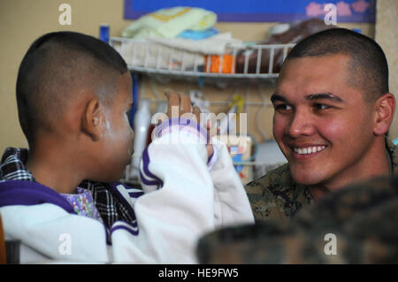 U.S. Marine Lance Cpl. Samuel Roberto, teilt ein Eingeborener von Santa Rita, Guam einen hellen Moment mit einem jungen, blind Thai jungen während eines Besuchs in Korat Zweig der Schule für blinde-Bildung-Service-Center in Korat, Thailand zu bewältigen Tiger 2011, eine jährliche, multilaterale, gemeinsame Feld Trainingsübung zurzeit in Korat und Udon Thani Royal Thai Luftbasen durchgeführt , März 14-25. Teilnehmer der Tiger zu bewältigen sind die US Air Force, U.S. Marine Corps, die Royal Thai Air Force, Royal Thai Army und der Republik Singapur Air Force. Roberto ist eine Wartung Mechaniker und aktuell Stockfoto