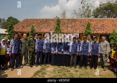 US Air Force Piloten von Yokota Air Base, Japan, gemeinsam mit Mitgliedern der indonesischen Luftwaffe und benötigte Schulmaterial an einer örtlichen Schule 28. Juni 2012, in der Nähe von Gorda, Indonesien geliefert. Die kombinierte Ausbildung angeboten durch Übung, dass West 2012 zu bewältigen hilft vorbereiten, den USA und indonesische Luftstreitkräfte, arbeiten zusammen, humanitäre Hilfe und Katastrophenschutz und im Gegenzug fördern eine friedliche Pazifikregion.  Staff Sergeant Jonathan Snyder) Stockfoto