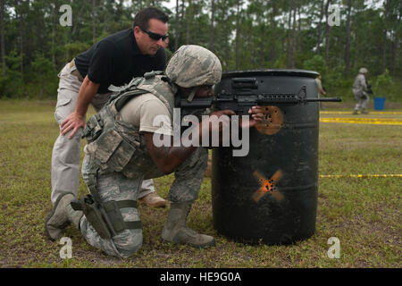 US Air Force Senior Airman Davis Quenteris, 1st Special Operations Sicherheit Kräfte Squadron, beteiligt sich an einer Übung im Verlauf Multi-Angriff zur Bekämpfung des Terrorismus Handlungsfähigkeiten in Hurlburt Field, Florida, 8. Juni 2012. MACTAC Kurs bot 1 SOSFS Flieger die wertvolle Gelegenheit mit Dozenten aus zivilen Strafverfolgungsbehörden wie dem Los Angeles Police Department spezielle Waffen und Taktiken Einheiten zu arbeiten. Stockfoto