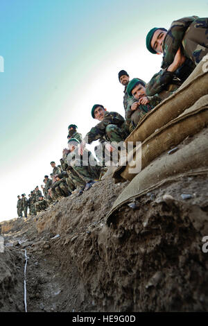 Soldaten der afghanischen Nationalarmee besuchen Sie einen Zähler improvisierte Sprengsätze Kurs bei Camp Hero, Provinz Kandahar, Afghanistan, 7. Januar 2010.  Techn. Sgt Efren Lopez) Stockfoto