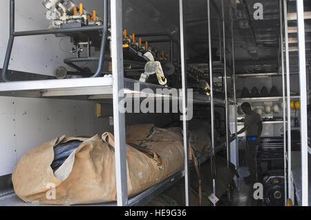 US Air Force Staff Sgt Ryan McGee, 380. Expeditionary Wartung Geschwader Crash Recovery Handwerker, sieht durch den Crash Recovery Trailer an einem unbekannten Ort im Südwesten Asien 26. August 2013. Der Crash Recovery Trailer hält Versorgungsgüter und Ausrüstungsgegenstände für das Team, ein Flugzeug zu erholen. McGee ruft Birmingham, Alabama, nach Hause und wird bereitgestellt von Mountain Home Air Force Base, Idaho.  Staff Sgt Jacob Morgan) Stockfoto