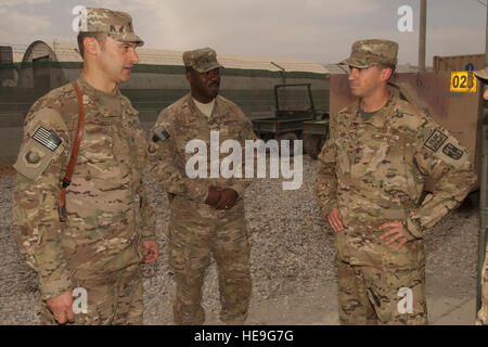 Major General Joseph Guastella, Kommandant 455. Air Expeditionary Wing und 455 AEW Command Chief, Befehl Sgt. Marcus Snoddy, sprechen Sie mit Generalmajor James Webb, Critical Care Krankenschwester der US-Armee 966th vorwärts chirurgischen Team zugeteilt, Task-Force-medizinische Alpha vor Webbs Purple Heart-Präsentation auf der Bagram Air Field, Afghanistan, 28. August 2012. Webb diente als Teil der medizinischen Evakuierung Crew in Ghazni Provinz Zentralafghanistan, als er von einem gegnerischen AK-47, beim Laden eines Patienten an Bord seines Hubschraubers erschossen wurde. Stockfoto