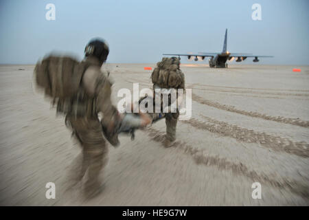 US Air Force Pararescuemen Kreuz-Last simulierten Opfer von einem Marine Corps MH-53-Hubschrauber, ein Air Force HC-130 zugeordnet zu den 81. Expeditionary Rescue Squadron (ERQS) bei einer improvisierten Landebahn, 30. Juni 2012, in der Grand Bara Wüste, Dschibuti, während einer Übung. Die Gemeinschaftsdienst Übung fand zur Unterstützung kombiniert Joint Task Force-Horn von Afrika. Stockfoto