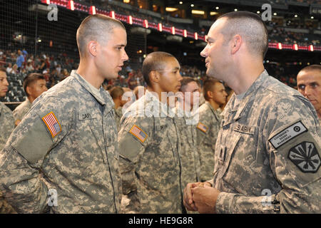 Command Sergeant Major John Salazar gratuliert Arizona Soldaten der Army National Guard nach einer Eintragung Zeremonie im Chase Field Aug 23. Die heimischen Fans jubelten, als 20 Soldaten den Eid der Eintragung im Chase Field 23.August nahm. (Nationalgarde Spc. Wes Parrell) Stockfoto