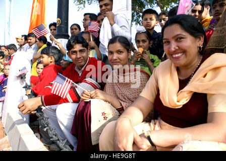 Publikum Mitglieder Welle amerikanischen Flaggen während der Pacific Air Forces Pacific Trends Band rock spielt unter dem India Gate in Neu-Delhi 17 März während der Platin-Jubiläums-Tattoo.  Der Indian Air Force lud die Band in der multinationalen Feier teilnehmen, darunter Militärkapellen aus Indien, Singapur, Sri Lanka und Thailand.  Die IAF feiert dieses Jahr seinen 75. Geburtstag. Marine CPL Ashleigh Bryant) Stockfoto