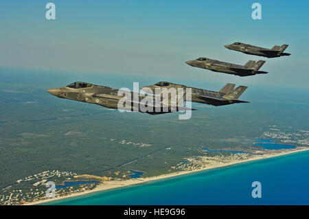 F-35A Lightning II gemeinsame Streik Kämpfer aus dem 33. Kämpfer-Flügel an Eglin Air Force Base, Florida, führen Sie eine Antenne Betankung Mission mit einem KC-135 Stratotanker aus 336th Air Refueling Squadron im März Air Reserve Base, Kalifornien, 14. Mai 2013, aus der nordwestlichen Küste von Florida. Die 33rd FW ist eine gemeinsame Absolvent fliegen und Wartung Training Flügel, der Flieger, Marines, Segler und internationale Partner-Betreiber und Betreuer des f-35 Lightning II trainiert. Master Sergeant Donald R. Allen) Stockfoto