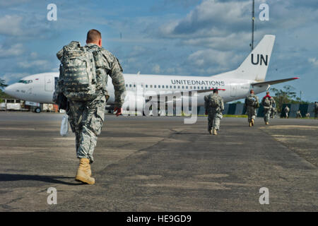 US-Armeesoldaten der 101. US-Luftlandedivision landen hier während der Operation Vereinigte Unterstützung, 1. November 2014. OUA ist ein Joint Forces Command-geführten Operation, Befehl und Steuerung, Logistik, Schulung und technische Unterstützung der US-Regierung Bemühungen um das Ebola-Virus-Ausbruch in westafrikanischen Nationen enthalten. Staff Sgt Gustavo Gonzalez /) Stockfoto