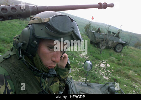 Portugiesische Armee Kapitän (CPT) Rui Rodrigues, Commander, 1. Kompanie, operative Reserve (OPRES), mans der Kommandant Position an Bord ein Chaimite V-200 Armored Personnel Carrier im Bereich von Glamoc Leben Feuer während der Teilnahme an der Übung LIBERIANISCHEN zu beheben, im Camp Butmir, Bosnien und Herzegowina. Stockfoto