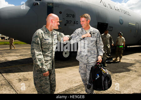 US Air Force Oberstleutnant Kyle Benwitz, Joint Task Force-Port Öffnung Kontingenz stellvertretender Kommandeur zugewiesen 621st Kontingenz Antwort Flügel am Joint Base McGuire-Dix-Lakehurst, New Jersey, grüßt Major General Jeff Barnson, Direktor der Mobilität Kräfte, als er während der Operation Vereinigte Unterstützung, 7. November 2014 bei Roberts International Airport, Republik Liberia ankommt. OUA ist ein US-Verteidigungsministerium Betrieb in Liberia Logistik, Ausbildung und Technik Unterstützung US Agency for International Development-geführten Bemühungen, Ebola-Virus-Ausbruch in Westafrika zu begrenzen.  Staff Sgt Gustav Stockfoto