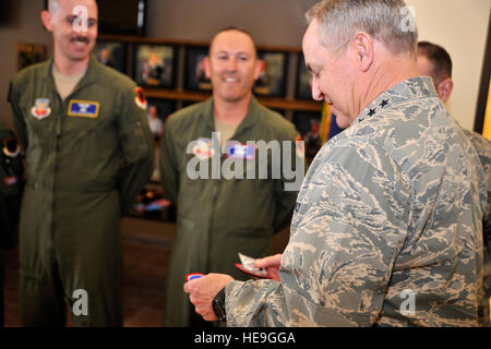 Chef des Stabes des Air Force General Mark A. Welsh III, Recht, befasst sich mit Münzen und Patches präsentiert vom 432. Flügel / 432. Expeditionary Air Wing senior Unteroffiziere bei seinem Besuch in Creech Air Force Base, Nevada, 24. März 2015. Waliser traf sich mit RPA-Piloten, senior Unteroffiziere und Geschwader und Gruppe Kommandanten der 432. Flügel und 799th Air Base Gruppe diskutieren Änderungen innerhalb der Luftwaffe wie der neue eingetragene Leistung-Report-System, Management und die Bedeutung der Mission der ISR zu erzwingen.  Flieger 1. Klasse Christian Clausen Stockfoto