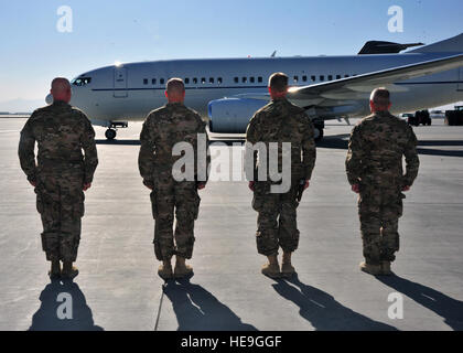 US Air Force Chief Master Sgt. Jeffrey Brown, 455. Expeditionary Air Wing Command Chief, US Luftwaffe Oberst Nathan Allerheiligen, 455 AEW stellvertretender Kommandant, US Air Force Major General Mark Kelly, 455 AEW Kommandant und US Air Force Generalmajor John McMullen, 9. Air und Space Expeditionary Task Force Afghanistan Kommandanten, stehen stramm wie ein Flugzeug mit Air Force Chief Of Staff General Mark A. Welsh III und seine Frau , Betty, taxis in Position 15. Dezember 2014 in Bagram Air Field, Afghanistan. Walisisch sprach mit Flieger, hörte ihre Geschichten des Dienstes, aktualisiert sie während des Besuchs auf pr Stockfoto