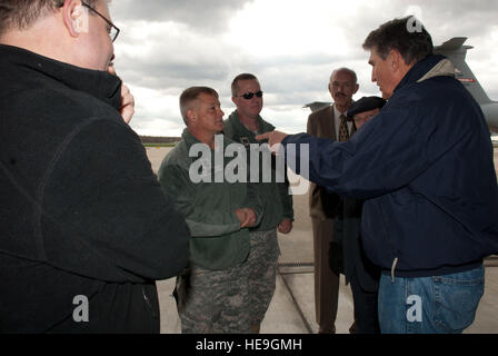 US-Senator Joe Manchin, D -W.VA, spricht direkt, mit Master Sgt. Keith Bibb und Captain Douglas Garrett bei den 167. Airlift Wing, West Virginia Air National Guard, mit Sitz in Martinsburg W.VA Freitag, 2. November 2012. Senator Manchin, W.VA Gouverneur Earl Ray Tomblin und Major General James Hoyer, Generaladjutant für W.VA, besucht die Basis, um die Katastrophenhilfe Inszenierung Einrichtung im Ort zu befragen. 167. AW dient als Stagingbereich für Katastrophe Hilfsgüter, die dann in West Virginia transportiert wird, je nach Bedarf. Die Nationalgarde von West Virginia hat über 200 Mitglieder, die Beihilfe bei der r Stockfoto