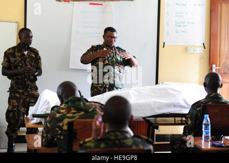 Tansanische Marine Major Simon Kayagila, Medic, lehrt medizinische Fähigkeiten während einer taktischen Combat Casualty Care Klasse Teil der Übung Cutlass Express 2012-2 am 2. November 2012, in Dar Es Salaam, Tansania. CE-12 ist eine US Africa Command geförderte Übung mit Schwerpunkt auf gemeinsamen maritimen Fragen durch Informationsaustausch und koordinierte Aktionen unter den ostafrikanischen marinen.  Techn. Sgt. Dan St. Pierre) Stockfoto