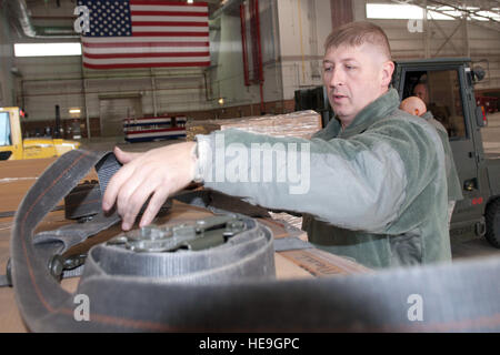 West Virginia Nationalgardisten, Sgt. Gabriel Stone, 77. Brigade 1201st vorwärts Unterstützungskompanie, fesselt Paletten auf einem LKW in einem Hangar am 167. Airlift Wing, Martinsburg, W.VA, 2. November 2012. 167. AW dient als Stagingbereich für Katastrophe Hilfsgüter, die dann in West Virginia transportiert wird, je nach Bedarf. Die Nationalgarde von West Virginia hat über 200 Mitglieder, die Beihilfe bei der Wiederaufnahme Bemühungen von Hurrikan Sandy.  Der Sturm mit starkem Schneefall und regen bedeckt und hatte auch starke Winde, die Häuser und beschädigte Links.  Gardisten sind im nu Stockfoto