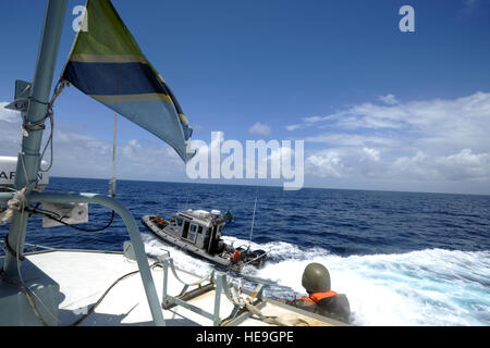 Tansanische Marine Matrosen pilot ihr Defender-Klasse Boot auf dem Weg zu ihrem Ziel Schiff während Boot Internat Bohrer mit der US-Navy während des Trainings Cutlass Express 2012-2 am 5. November 2012, in der Nähe von Dar Es Salaam, Tansania. CE-12 ist eine US Africa Command geförderte Übung mit Schwerpunkt auf gemeinsamen maritimen Fragen durch Informationsaustausch und koordinierte Aktionen unter den ostafrikanischen marinen.  Techn. Sgt. Dan St. Pierre) Stockfoto