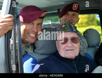 US Army Fallschirmjäger mit der 1. Eskadron, 191. Kavallerie-Regiment, 173rd Airborne Brigade Combat Team sitzen mit einem d-Day-Veteran in Sainte-M? Re-? Glise in der Normandie, Frankreich, 4. Juni 2014. Am Morgen des 4. Juni 1944, führte Alliierten eine massive Luftangriffe und amphibische Landung in der Normandie, Frankreich. Die Invasion markierte den Beginn der Endphase des zweiten Weltkriegs in Europa, endete mit der Kapitulation Deutschlands im folgenden Mai.  Staff Sgt Sara Keller Stockfoto