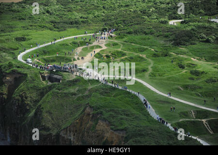 Ein Blick auf Pointe du Hoc, Normandie Frankreich, aus einem c-130 Hercules der Air National Guard in Nevada Flugzeug während einer Festschrift Low-Level-Überführung von den Stränden der Normandie 5. Juni 2014. Die Überführung voraus eine massive Airdrop von mehr als 1.000 Fallschirmjägern im Rahmen der 70. Jahrestag Gedenken an den d-Day Landung in der Normandie.  Techn. Sgt Erica J. Knight Stockfoto