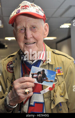 Pensionierte US Armee Sgt. Ernie Lamson zeigt ein Foto von sich selbst Fallschirmspringen im Alter von 92 Jahren in einem Weltkrieg Panel auf RAF Molesworth, 27. Mai 2014. Lamson wurde zugewiesen die 508. Fallschirm-Infanterie Regiment, 82. US-Luftlandedivision in 1942 und diente bis 1946.  Staff Sgt Ashley Hawkins Stockfoto