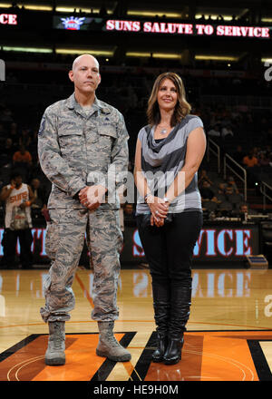 Master Sergeant David Biddinger, 48. Rescue Squadron Pararescueman, Davis-Monthan Air Force Base, zugewiesen und seine Frau, Teresa Biddinger, stehen Centrecourt im US Airways Center in Phoenix während eines Spiels Phoenix Suns 10. November 2013. Biddinger wurde geehrt, während der Halbzeit für die kritische medizinische Hilfe, die er und sieben andere Flieger während der tödlichen 19-Verkehrsunfall auf i-10 nahe Picacho Peak, 29. Oktober 2013 zur Verfügung. (Flieger 1. Klasse Chris Massey Stockfoto