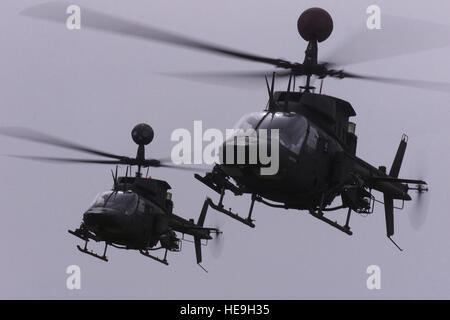 Ein paar der OH - 58D Kiowa Warrior Licht Angriff Helocopters gehörenden Task Force Aviation 1-25 von Eagle Base in Tuzla, beteiligen sich iberischen zu beheben, eine kombinierte scharfer Munition Übung im westlichen Bosnien Glamoc live Firing Renge, 2. Juni 2002 durchgeführt.  Der OH - 58D Helocopters, ausgestattet mit 50 cal Maschinengewehren, bieten Aufklärung und Unterstützung aus der Luft zu einer Gruppe von ca. 75 portugiesische Soldaten und 15 Chiamite V200 gepanzerte Mannschaftswagen arbeiten im Konzert eine Reihe von großen rechteckigen Zielen befindet sich etwa 2 Kilometer entfernt in der Nähe.  Die iberischen zu beheben soll ich Stockfoto