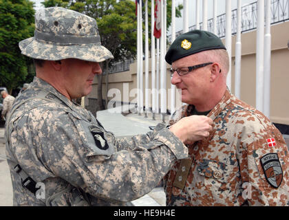 CAMP EGGERS, Afghanistan (4. Mai 2010)--NATO Training Mission-Afghanistan Stabschef Oberst Joseph Buche präsentiert dänische Lt. Col Jens SUND ein NATO Achievement Medal mit Zertifikat für seine Verdienste während der bereitgestellten und Arbeitsbedingungen für die NTM - A.  Staff Sergeant Jeff Nevison) Stockfoto