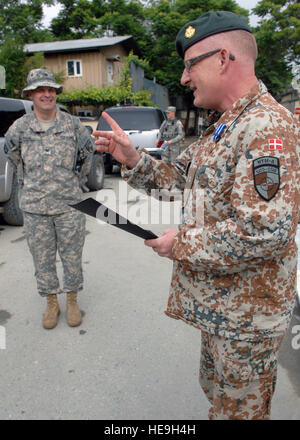 CAMP EGGERS, Afghanistan (4. Mai 2010)--dänische Lt. Col Jens SUND akzeptiert eine NATO Achievement Medal und Zertifikat für seine Verdienste während eingesetzt und arbeiten für NATO Training Mission-Afghanistan.  Staff Sergeant Jeff Nevison) Stockfoto