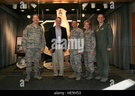 Vereinigte Staaten Senator Dan Sullivan (R-Alaska) trifft sich mit, von links nach rechts, Oberst Brian R. Bruckbauer der Kommandant der gemeinsamen Basis Elmendorf-Richardson und 673rd Air Base Wing, Generalleutnant Russell J. Handy, der Kommandant der Alaskan Befehl, 11. Luftwaffe und Alaska NORAD Region, Chief Master Sgt. Gay Veale, der Befehl Chief Master Sergeant, elfte Luftwaffe und Senior eingetragenen Führer der Alaskan Befehl und Alaskan NORAD Region und Oberst Charles S. Corcoran der Kommandeur der 3. Wing , auf JBER, Alaska, 10. April 2013. Der Besuch bot der Kongreßdelegation eine kurze Übersicht über US-milit Stockfoto