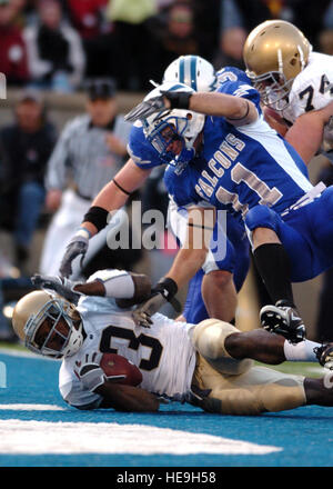 Notre Dame Runningback Darius Walker durchbricht die Falcons Linie zum vierten Quartal Touchdown Samstag. Walker führte die Iren mit 153 Werften auf dem Boden als 8. Rang Notre Dame Luftwaffe, 39-17 besiegte. 1st Lt. John Ross) Stockfoto