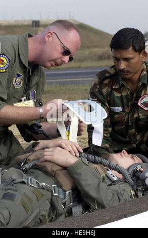 GWALIOR AIR FORCE STATION, Indien--Techn. Sgt Dave Thomas (links), ein Medizintechniker behandelt f-15 Eagle pilot Captain Dave Skalicky als indische Luftwaffe, Sgt. G. Singh während eines abgestürzten Piloten Trainings hier 24. Feb. hilft.  Beide US-Flieger sind von der Elmendorf Air Force Base in Alaska, Teilnahme an Cope Indien ' 04, der ersten unähnlich Luft Kampftraining Übung zwischen die beiden Luftstreitkräfte in mehr als 40 Jahren.  Die 10-Tage-Übung endete Februar 25.   Techn. Sgt. Keith Brown) Stockfoto