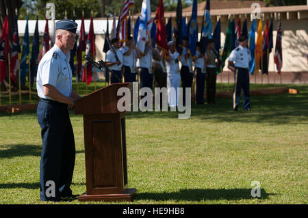 US Air Force Generalmajor John Dolan, US Pacific Command Chief Of Staff, liefert Eröffnungsrede während gemeinsame Prisoner Of War/Missing in Action Accounting Command (JPAC) Deaktivierung Zeremonie Jan. 30, am gemeinsamen Basis Pearl Harbor Hickam-Hawaii. Die Defense POW/fehlendes Personal Office (DPMO) fusionierten ausgewählte Funktionen der US Air Forces Life Sciences Ausrüstung Labor (LSEL) und JPAC offiziell als Teil der Zeremonie, der neu gegründeten Defense POW/MIA Accounting Agentur (DPAA) zu bilden.  Staff Sergeant Christopher Hubenthal) Stockfoto