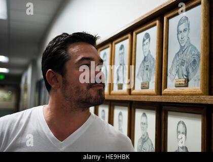 Schauspieler Dean Cain schaut auf eine Abbildung seines Onkels zurückgezogen Oberstleutnant George Thomas, bei der US Air Force Weapons School 2. August 2013, am Nellis Air Force Base, Nevada Kain besucht Nellis AFB seines Onkels Risner Award Portrait anzeigen und die Basis kennenlernen und seinen Flieger. Die Risner Award wird jährlich eine herausragende Absolventen der USAFWS. Cain ist bekannt für seine Rolle als Superman in der TV-Serie "Lois & Clark: The New Adventures of Superman."  Flieger 1. Klasse Jason Couillard) Stockfoto