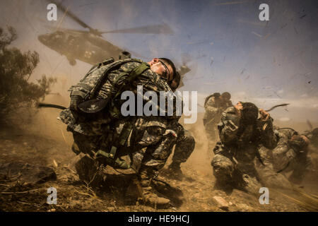US-Armeesoldaten der 3. Staffel, 17. Regiment zugewiesen werden von einem Black Hawk-Hubschrauber abgeholt, nach der Teilnahme an einem SERE Übung während der entscheidenden Aktion Rotation 14-09 im National Training Center, 13. August 2014. Entschlossenes Handeln Rotationen sind repräsentativ für die Komplexität der potentiellen Gegner unserer Nation konnte Gesicht und beinhalten: Guerilla, Aufständische, Verbrecher und in der Nähe von Peer konventionellen Streitkräfte in einer dynamischen Umgebung verwoben. (Staff SGT Corey Hook Stockfoto