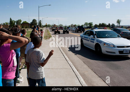 Flieger des 28. Sicherheit Kräfte Geschwaders werfen Süßigkeiten für Kinder während einer Parade für nationale Polizei-Woche in Ellsworth Air Force Base, S.D., 14. Mai 2012. Verteidiger zugewiesen 28. SFS organisiert eine Vielzahl von Aktivitäten und Veranstaltungen im Rahmen der nationalen Polizei Woche Mai 12 bis 16. Diese besonderen Ereignisse erkennen die Bemühungen der alle Strafverfolgungs-Profis.  Airman 1st Class Kate Thornton Stockfoto