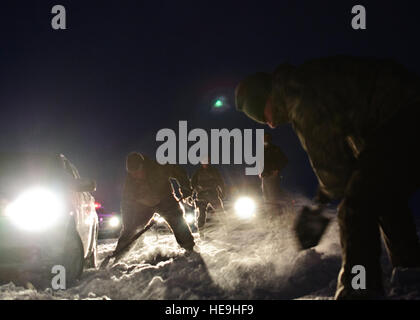 Flieger auszugraben eine gestrandete Fahrer nur Fahrer direkt vor dem Haupttor Mountain Home Air Force Base, 10. Januar 2013. Techn. Sgt. Barry Williams, 366. Sicherheit Kräfte Squadron und drei andere Service-Mitglieder, unterstützt die gestrandeten Fahrer. Master Sergeant Kevin Wallace /) Stockfoto