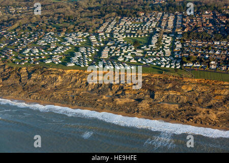 Aerial Blick statische Häuser Website auf Südküste in der Nähe Küste England Stockfoto