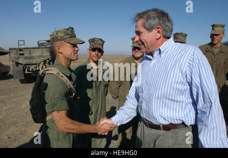 040724-F-5586B-035 stellvertretender Verteidigungsminister Paul Wolfowitz lächelt und schüttelt die Hand des Marine Corps Obergefreiter Robert A. James im Yakima Training Center in Yakima, Washington, am 24. Juli 2004.  Wolfowitz reiste nach Yakima, militärische Übungen zu beobachten.  James ist ein Tank-Mechaniker aus der 4. Marine Tank Battalion.   Master Sergeant James M. Bowman, US Air Force.  (Freigegeben) Stockfoto