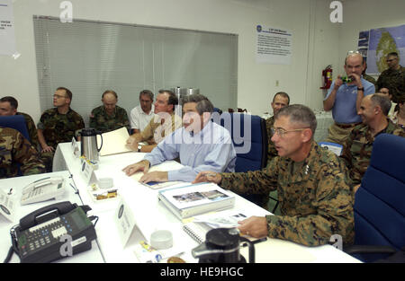 010115-F-5586B-115 stellvertretender Verteidigungsminister Paul Wolfowitz (Mitte) und Marine Admiral Tom Fargo, Kommandant Pacific Command (links) erhalten eine Katastrophe Bewertung briefing von Marine Generalleutnant Rodger Blackman (rechts), Kommandant kombiniert Support Force 536 in Utaphao, Thailand, am 15. Januar 2005.  Wolfowitz ist in Utaphao regionale Befehlshaber zu danken, die US-Militärangehörige und Frauen, die humanitären Hilfe für Gebiete verwüstet durch die 26. Dezember 2004, Tsunami im Indischen Ozean als Teil der Operation Unified Hilfe zur Verfügung stellen.   Master Sergeant James M. Bowman, US Air Force. (Freigegeben) Stockfoto