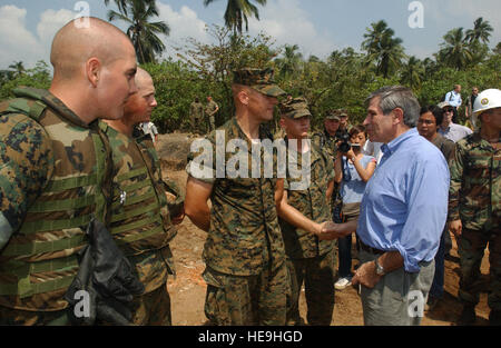 050117-F-5586B-229 stellvertretender Verteidigungsminister Paul Wolfowitz trifft sich mit US-Marines Umgang mit Hilfsgütern in Galle, Sri Lanka, am 17. Januar 2005.  Wolfowitz ist in Galle regionalen Kommandanten zu danken, die US-Militärangehörige und Frauen, die humanitären Hilfe für Gebiete verwüstet durch die 26. Dezember 2004, Tsunami im Indischen Ozean als Teil der Operation Unified Hilfe zur Verfügung stellen.   Master Sergeant James M. Bowman, US Air Force. (Freigegeben) Stockfoto