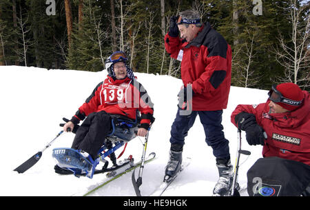 050404-F-7203T-171 stellvertretender Verteidigungsminister Paul Wolfowitz (Mitte) lacht mit Marine Corps Veteran Landon Henderson (links) und seinem Lehrer Matt Feeney, in der 19. nationalen behinderten Veteranen Wintersport Klinik in Snowmass Village, Colorado am 4. April 2005. Die Klinik, organisiert von der Department of Veteran Affairs und deaktiviert amerikanischen Veteranen, ist die größte jährliche deaktiviert, Schnee Skiklinik der Welt.   Techn. Sgt. Cherie A. Thurlby, US Air Force.  (Freigegeben) Stockfoto