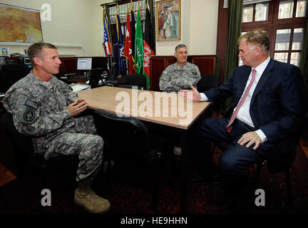 090909-F-6655M-224 Commander der International Security Assistance Force General Stanley McChrystal, US-Armee und stellvertretender Kommandeur Generalleutnant David Rodriguez sprechen mit stellvertretender Verteidigungsminister William J. Lynn III International Security Assistance Force Hauptquartier in Kabul, Afghanistan, am 9. September 2009.   Master Sergeant Jerry Morrison, US Air Force.  (Freigegeben) Stockfoto