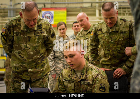 Generalleutnant Stephen R. Lanza, i. Korps Kommandierender general und Generalmajor Thomas S. James, 7. Infanteriedivision Kommandierender general, hören Sie US-Armeesoldaten, 16. Combat Aviation Brigade Briefing Wartungsarbeiten am Joint Base Lewis-McChord, Wash., April 18 zugewiesen. Lanza und James besuchten im Rahmen einer kurzen Wartung von Oberst William A. Ryan, 16. CAB-Kommandant. Stockfoto