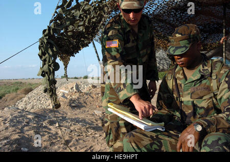 US Army CPL Javin Morton, Recht, bekommt Beratung beim Zeichnen einer Raster-Skizze seiner Website an der US-mexikanischen Grenze in San Luis, ARIZ., 30. Juli 2006, um seine Navigation für Border Patrol Agents zu verbessern. Morton und mehr als 200 Soldaten zugewiesen 252. kombiniert Arme Bataillon, North Carolina Army National Guard für Marine Corps Air Station Yuma, Arizona, zu trainieren und arbeiten mit den US Border Patrol zur Unterstützung der Operation Jump Start bereitgestellt werden.  Techn. Sgt. Brian E. Christiansen) (veröffentlicht) Stockfoto