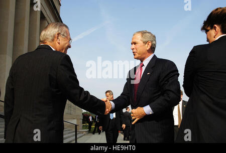 Präsident George W. Bush wird von US-Verteidigungsminister, Donald H. Rumsfeld im Pentagon 14. August 2006 vor dem Empfang ein Briefing auf Staatssicherheit issues.Dept. der Verteidigung Staff Sgt D. Myles Cullen (freigegeben) begrüßt. Stockfoto