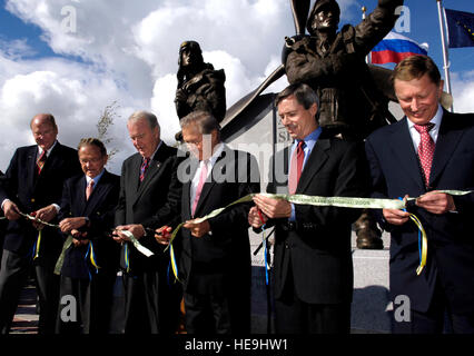 Von links nach rechts: staatliche Sen. Gary Wilken, R-Fairbanks Sen. Ted Stevens, R-Alaska Governor Frank Murkowski, Verteidigungsminister Donald H. Rumsfeld, ehemalige Alaskan Senator John Binkley und der russische Verteidigungsminister Sergei Ivanov trat andere Würdenträger, nicht gesehen, wie sie das Menüband widmen, ein Denkmal für die Alaska-Sibirien-Lend-Lease-Programm in Fairbanks, Alaska, Sonntag, 27. August 2006 zu schneiden. Das Denkmal erinnert an russische und amerikanische Flieger und Unterstützung Truppen verantwortlich für die Überführung von mehr als 5.000 American gebauten Kampfflugzeuge aus dem mittleren Westen durch Kanada nach Fairbanks, wo russische Piloten th Stockfoto