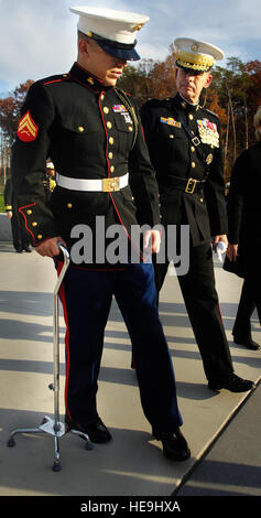 Verwundeten Irak-Veteran Marine CPL. Justin Kenney, Los Angeles, Ca., und Marine-General Peter Pace, Vorsitzender der Joint Chiefs Of Staff, Fuß zum Nationalmuseum für das Marine Corps nach der Widmung Zeremonien, 10. November 2006. Abt. der Verteidigung USAF Staff Sgt D. Myles Cullen (freigegeben) Stockfoto