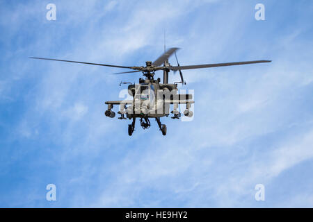 Ein US-Armee AH-64E Apache-Hubschrauber, 16. Combat Aviation Brigade, 7. Infanterie-Division zugewiesen unterstützt Antenne Bodentruppen während Bellator Stakes 2016 am Joint Base Lewis-McChord, Wash., 12. Mai 2016. Bellator Einsätze ist eine jährliche Übung unter der Leitung von 46. ASB, die 16. CAB Versorger eine Gelegenheit bietet, taktische und technische Fähigkeiten in einem Bereich Umfeld zu verbessern. Stockfoto