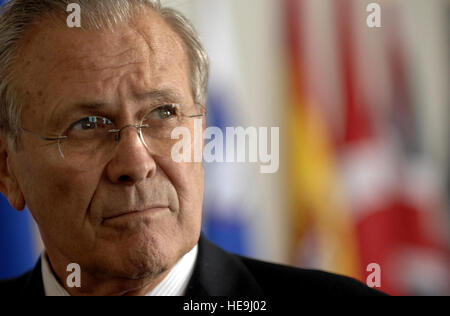 US-Verteidigungsminister Donald H. Rumsfeld hört eine Reporter-Frage während einer Presse treffen, während in Portoroz, Slowenien, 29. September 2006. Verteidigungsministers Rumsfeld besucht Slowenien zu besuchen die NATO Defense Minister und bilaterale Gespräche mit den slowenischen Führern durchzuführen. Verteidigung-Abteilung  James M. Bowman. (Freigegeben) Stockfoto